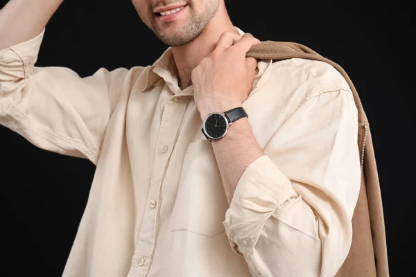 Hombre Joven Guapo Con Reloj Pulsera Chaqueta Elegante Sobre Fondo —  Fotos de Stock