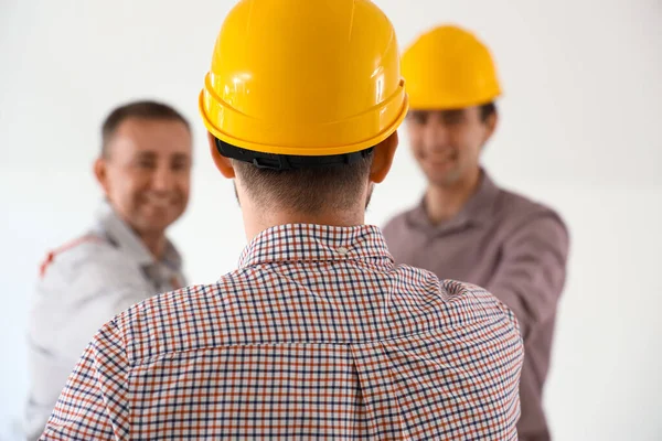 Equipo Constructores Masculinos Trabajando Habitación Vista Trasera —  Fotos de Stock