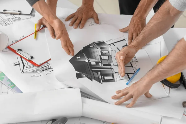 Equipo Constructores Masculinos Trabajando Con Plan Casa Habitación Primer Plano — Foto de Stock