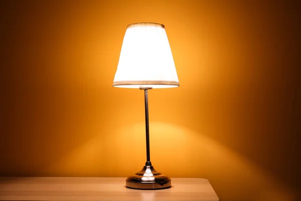 Karanlık Odadaki Ahşap Masada Parlayan Lamba — Stok fotoğraf