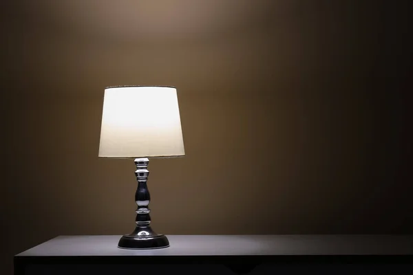 Lámpara Brillante Sobre Mesa Blanca Habitación Oscura — Foto de Stock