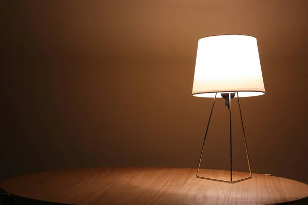 Lámpara Brillante Sobre Mesa Madera Habitación Oscura — Foto de Stock