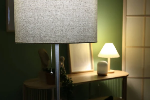 Karanlık Oturma Odasındaki Lambanın Yakın Görüntüsü — Stok fotoğraf