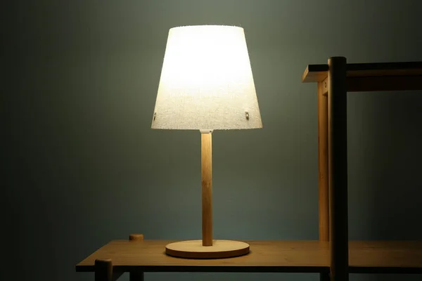 Светящаяся Лампа Полке Темной Комнате — стоковое фото
