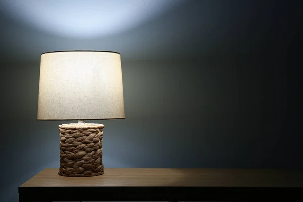 Lámpara Brillante Sobre Mesa Madera Habitación Oscura — Foto de Stock
