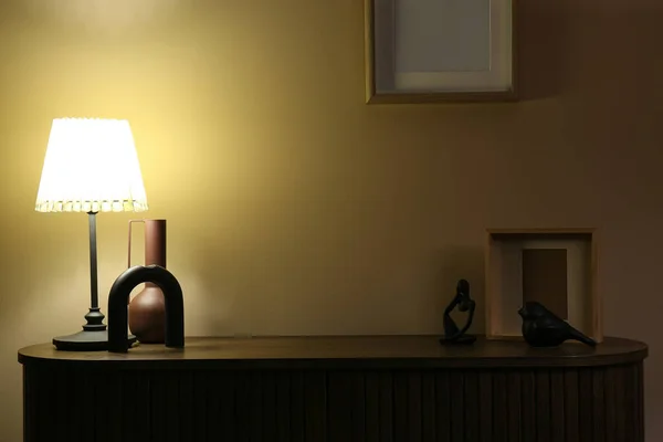 Λαμπτήρας Βάζο Και Διακόσμηση Ξύλινο Τραπέζι Σκοτεινό Δωμάτιο — Φωτογραφία Αρχείου