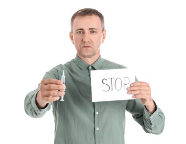 Olgun uyuşturucu bağımlısı elinde beyaz zemin üzerinde 