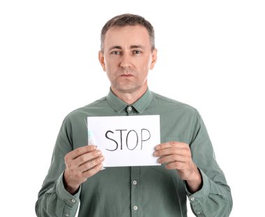 Olgun uyuşturucu bağımlısı elinde beyaz zemin üzerinde 