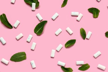 Pembe arka planda naneli taze sakız.