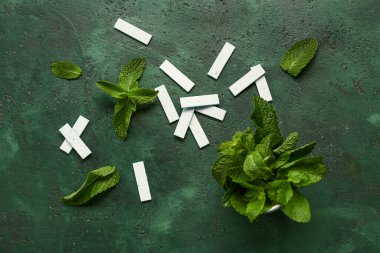 Yeşil arka planda naneli taze sakız.