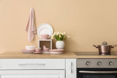 Mutfak tezgahları temiz bulaşıklar, fırın, elektrikli soba ve tencere.