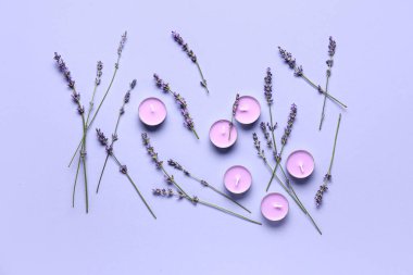 Renkli arkaplanda mumlar ve lavanta çiçekleri olan kompozisyon