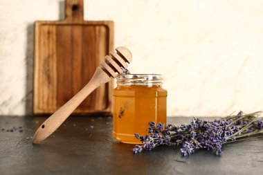 Tatlı lavanta kavanozu Bal, Dipper ve çiçekler karanlık masada