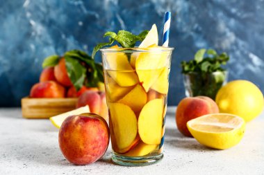 Beyaz masada naneli taze şeftalili limonata.