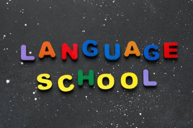 Grunge siyah arkaplan üzerindeki ahşap harflerden yapılan metin dili