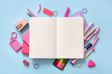 Mavi zemin üzerinde boş defter ve farklı okul sayfası olan kompozisyon