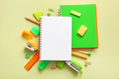 Boş defterli kompozisyon ve bej arkaplan üzerine farklı okul sayfası