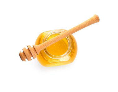 Beyaz arka planda bir kavanoz bal ve dipper.