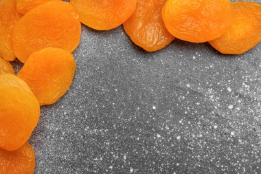 Gri arka planda lezzetli kuru kayısı