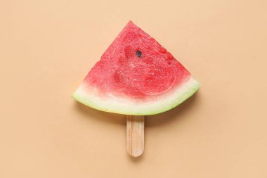 Bej arka planda olgun karpuz çubuğu