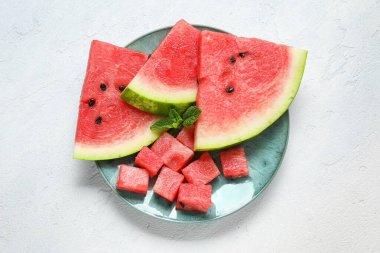 Arkaplanda olgun karpuz parçaları var.