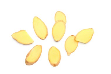 Beyaz arka planda taze zencefil kökü dilimleri