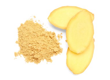 Taze zencefil kökü dilimleri ve beyaz arka planda kurutulmuş toz.