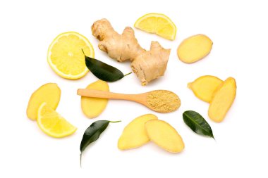 Taze zencefil kökü dilimleri ve beyaz arka planda kurutulmuş toz ile ahşap kaşık.