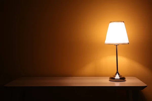 Glowing Lamp Wooden Table Dark Room — Stock Photo, Image