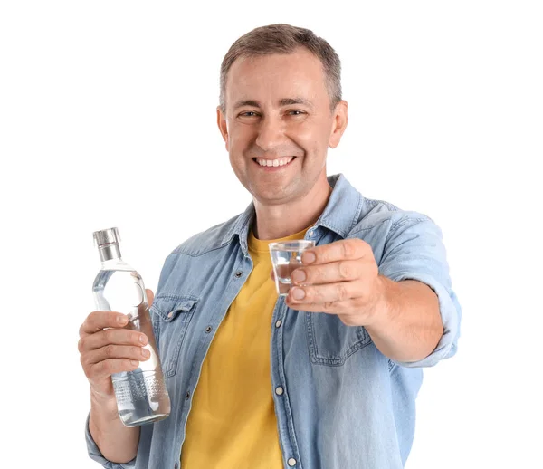 Ältere Mann Mit Flasche Und Glas Wodka Auf Weißem Hintergrund — Stockfoto