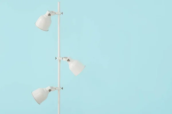 Lámpara Estándar Cerca Pared Azul — Foto de Stock