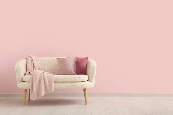 Canapé Confortable Avec Coussins Couverture Près Mur Rose — Photo