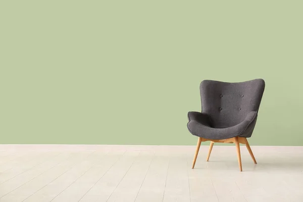 Grauer Sessel Der Nähe Der Grünen Wand — Stockfoto