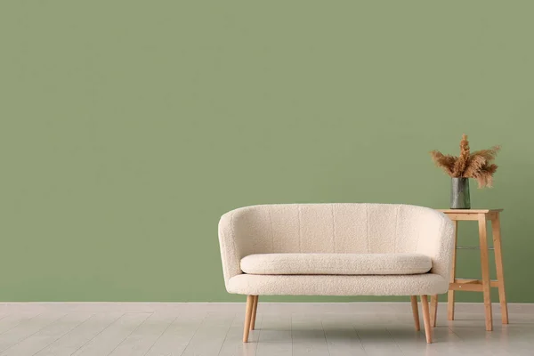 Weißes Sofa Und Vase Mit Pampasgras Auf Tisch Neben Grüner — Stockfoto