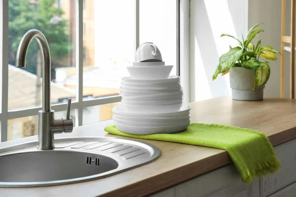 Temiz Tabak Yığını Modern Mutfaktaki Ahşap Tezgaha Batmak Yakın Çekim — Stok fotoğraf
