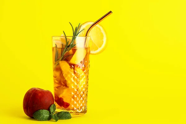 Szklanka Świeżej Lemoniady Brzoskwiniowej Rozmarynem Miętą Żółtym Tle — Zdjęcie stockowe