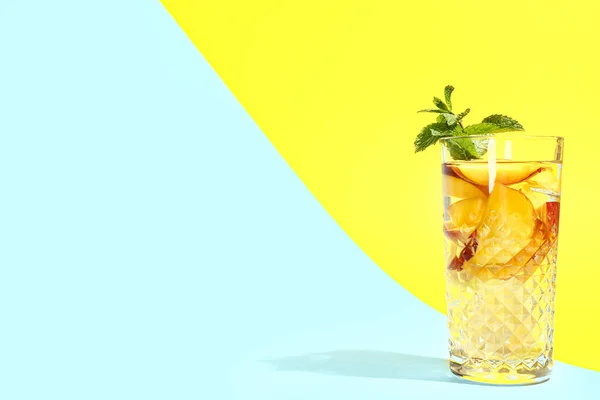 Egy Pohár Friss Őszibarack Limonádé Mentával Színes Alapon — Stock Fotó