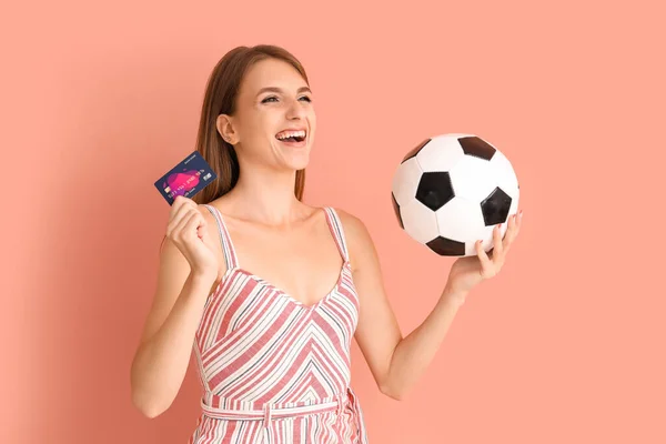 Mujer Joven Con Balón Fútbol Tarjeta Crédito Sobre Fondo Rosa — Foto de Stock