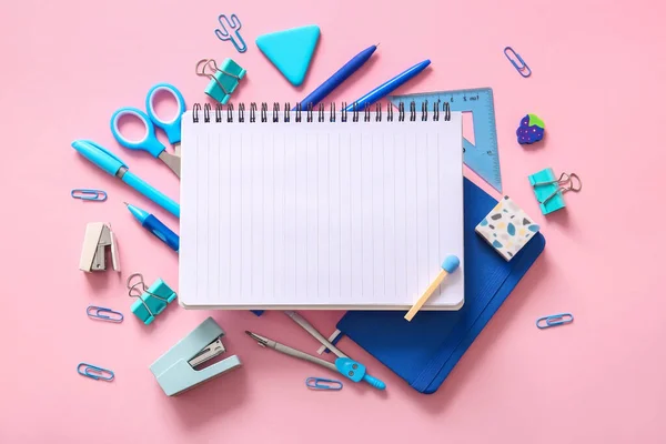 粉红背景的空白笔记本和不同学校文具的构图 — 图库照片