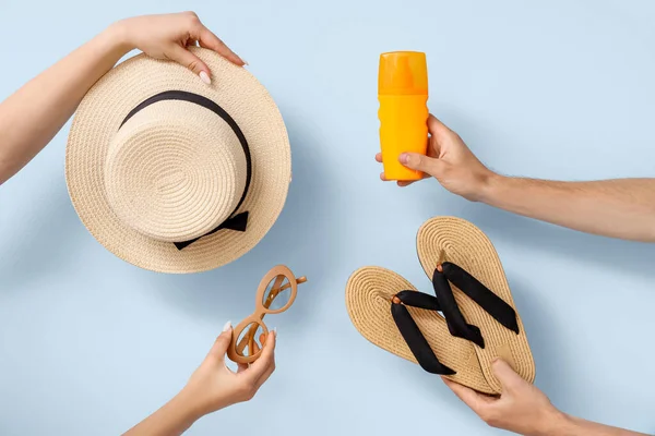 Manos Femeninas Con Crema Protector Solar Sombrero Gafas Sol Chanclas —  Fotos de Stock