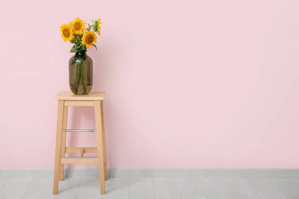 Váza Gyönyörű Napraforgóval Széken Közelében Rózsaszín Fal Szobában — Stock Fotó
