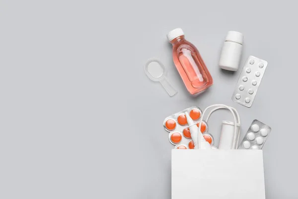 Papiertüte Mit Verschiedenen Pillen Und Medikamenten Auf Grauem Hintergrund — Stockfoto