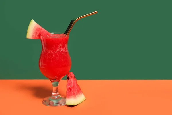 Glas Välsmakande Vattenmelon Juice Färgglada Bakgrund — Stockfoto