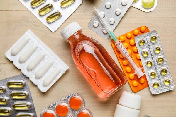 Různé Pilulky Stříkačky Láhve Léků Bílém Dřevěném Pozadí — Stock fotografie