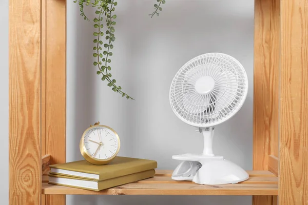 Ventilatore Elettrico Con Orologio Libri Scaffale Soggiorno — Foto Stock