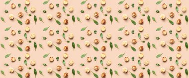 Bej arka planda bir sürü süzme peynir krep ve otlar. Tasarım için desen