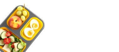 Beyaz arkaplanda lezzetli yemekler ve metin için yer olan beslenme çantası