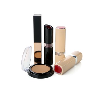 Beyaz arkaplanda pudra olan rujlar.