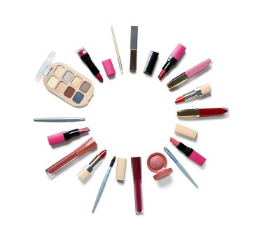 Beyaz arkaplanda farklı dekoratif kozmetiklerden yapılmış çerçeve