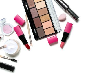 Farklı dekoratif kozmetik ürünlere sahip kompozisyon beyaz arkaplanda izole edildi